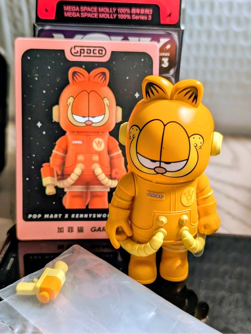 Pop Mart Mega Space Molly series 3 GARFIELD figure